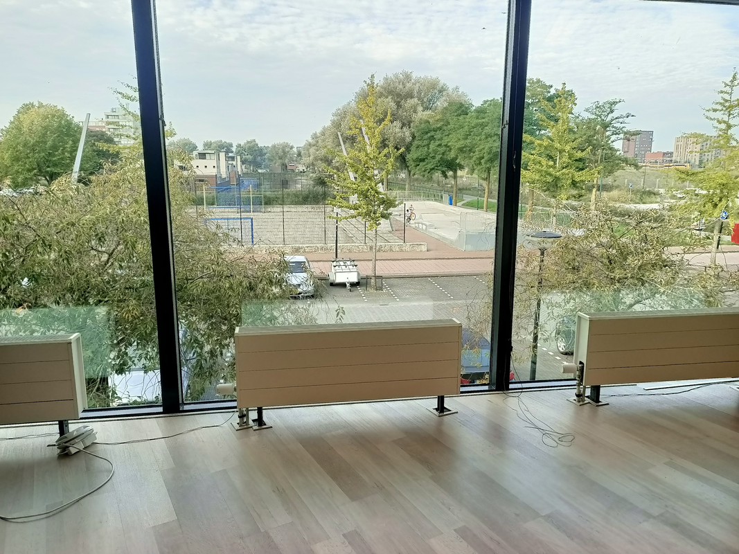 Uitzicht op parkeerplaats, speelveld en verwarming zichtbaar Uitzicht op parkeerplaats, speelveld en verwarming zichtbaar