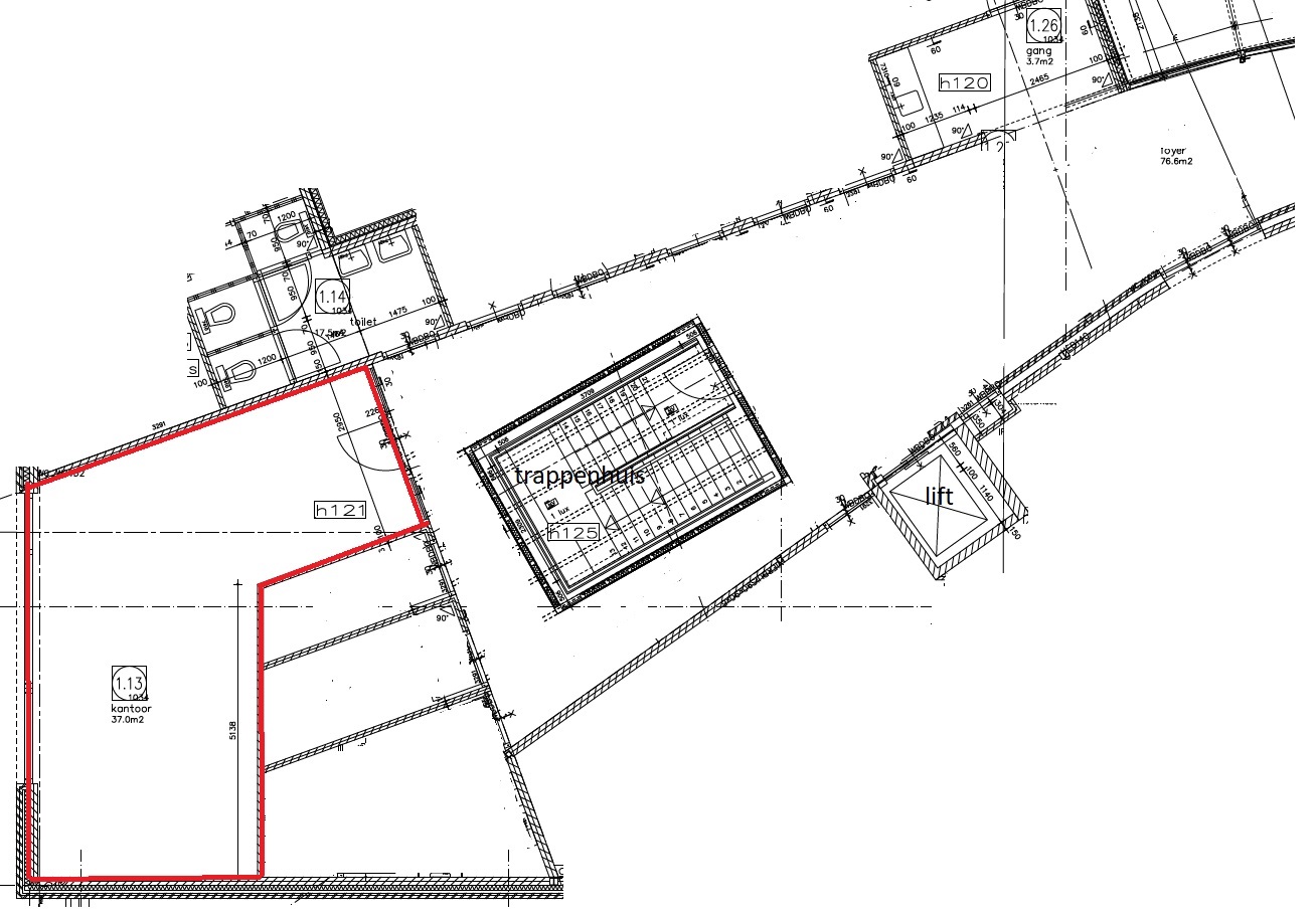Plattegrond bovenste verdieping met in rood de beschikbare ruimte aangegeven Plattegrond bovenste verdieping met in rood de beschikbare ruimte aangegeven