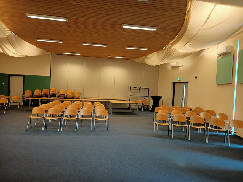 Ruim 40 opgestelde stoelen die een idee geven van de beschikbare ruimte Ruim 40 opgestelde stoelen die een idee geven van de beschikbare ruimte