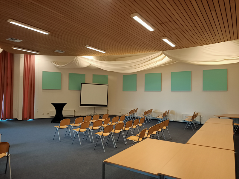 Een combinatie van tafels, stoelen en een flipover. Een combinatie van tafels, stoelen en een flipover.