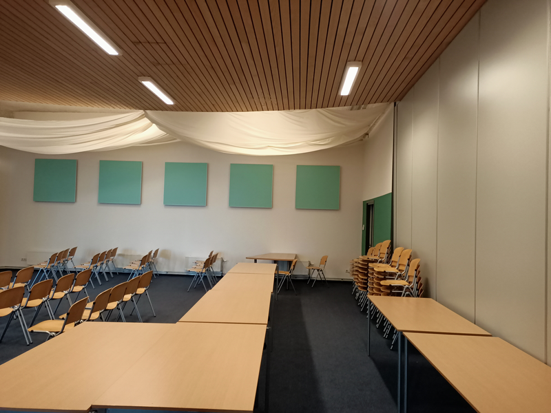 Scheidingswand met kleine zaal zichtbaar aan de rechterkant, welke kan worden verwijderd om een grotere ruimte te krijgen voor één event. Scheidingswand met kleine zaal zichtbaar aan de rechterkant, welke kan worden verwijderd om een grotere ruimte te krijgen voor één event.