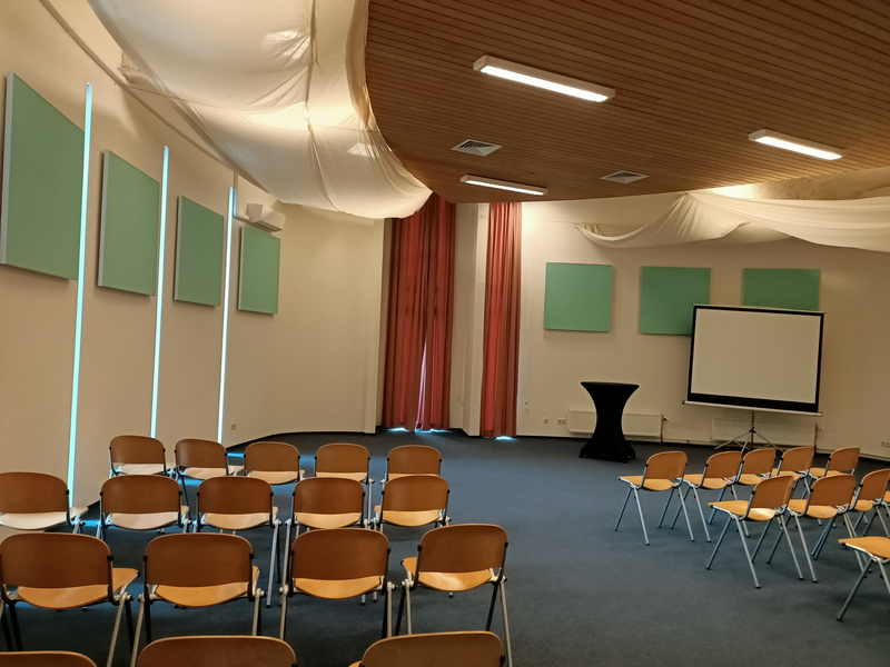 Vanuit perspectief publick zicht op het linker gedeelte van de zaal. Vanuit perspectief publick zicht op het linker gedeelte van de zaal.