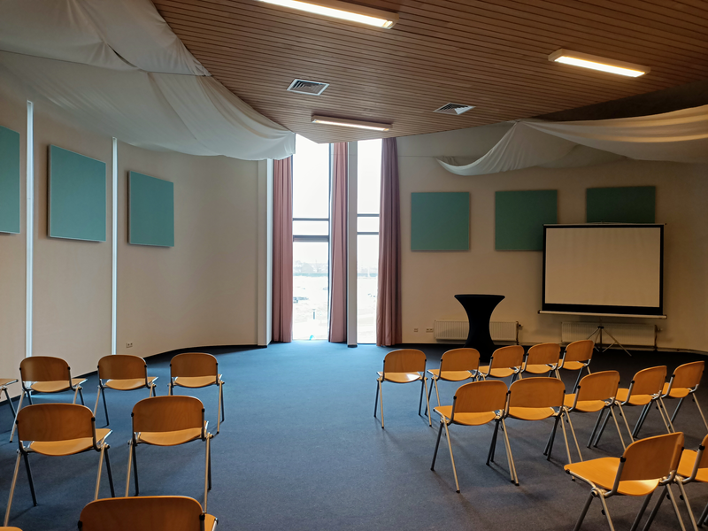 Foto vanuit het midden van de zaal richting de spreker Foto vanuit het midden van de zaal richting de spreker