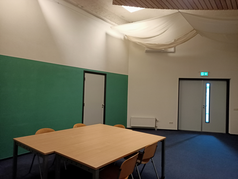 Kleine zaal met deur gesloten Kleine zaal met deur gesloten